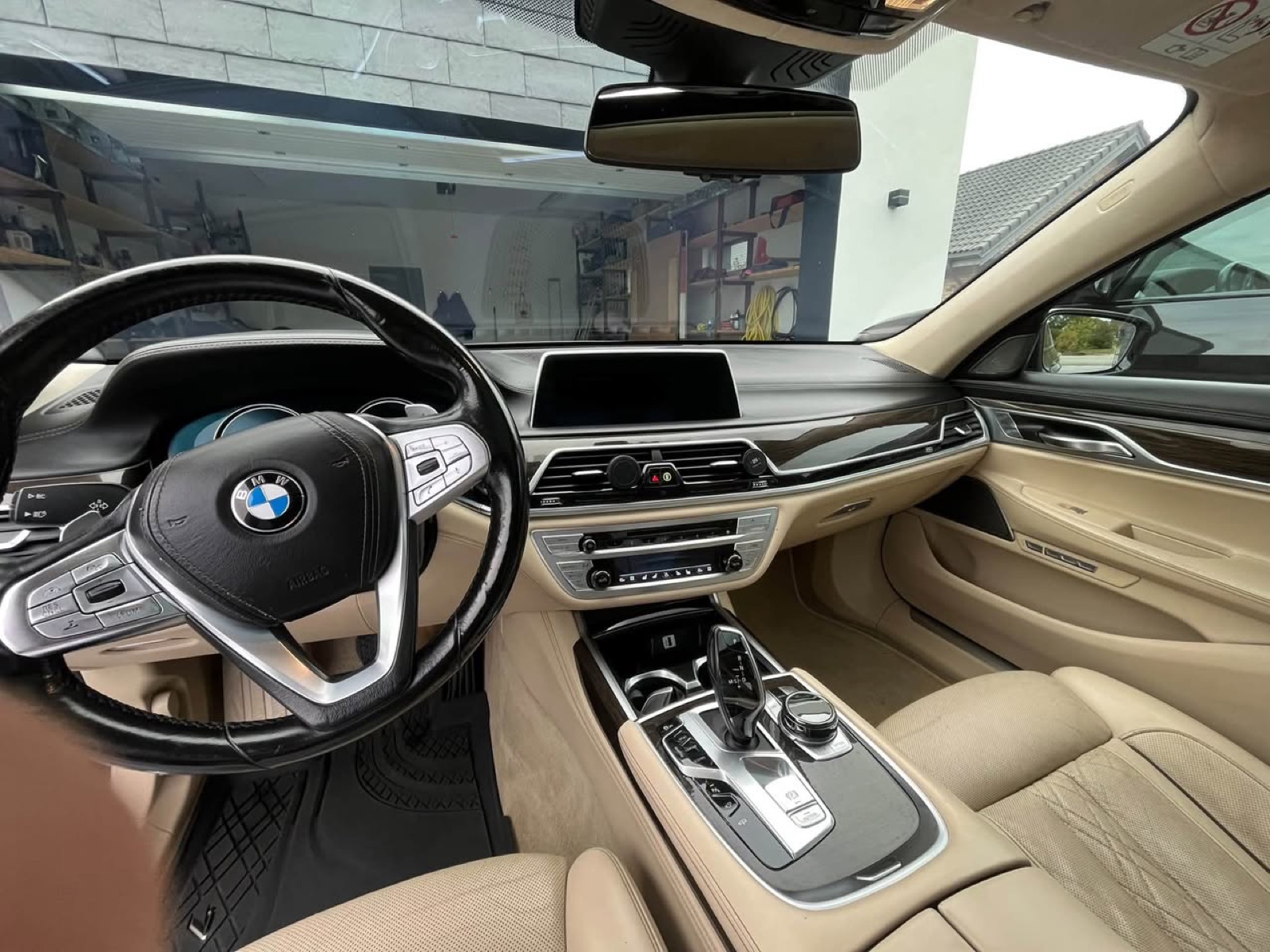 Išvalytas BMW 7 serijos salonas su šviesia oda